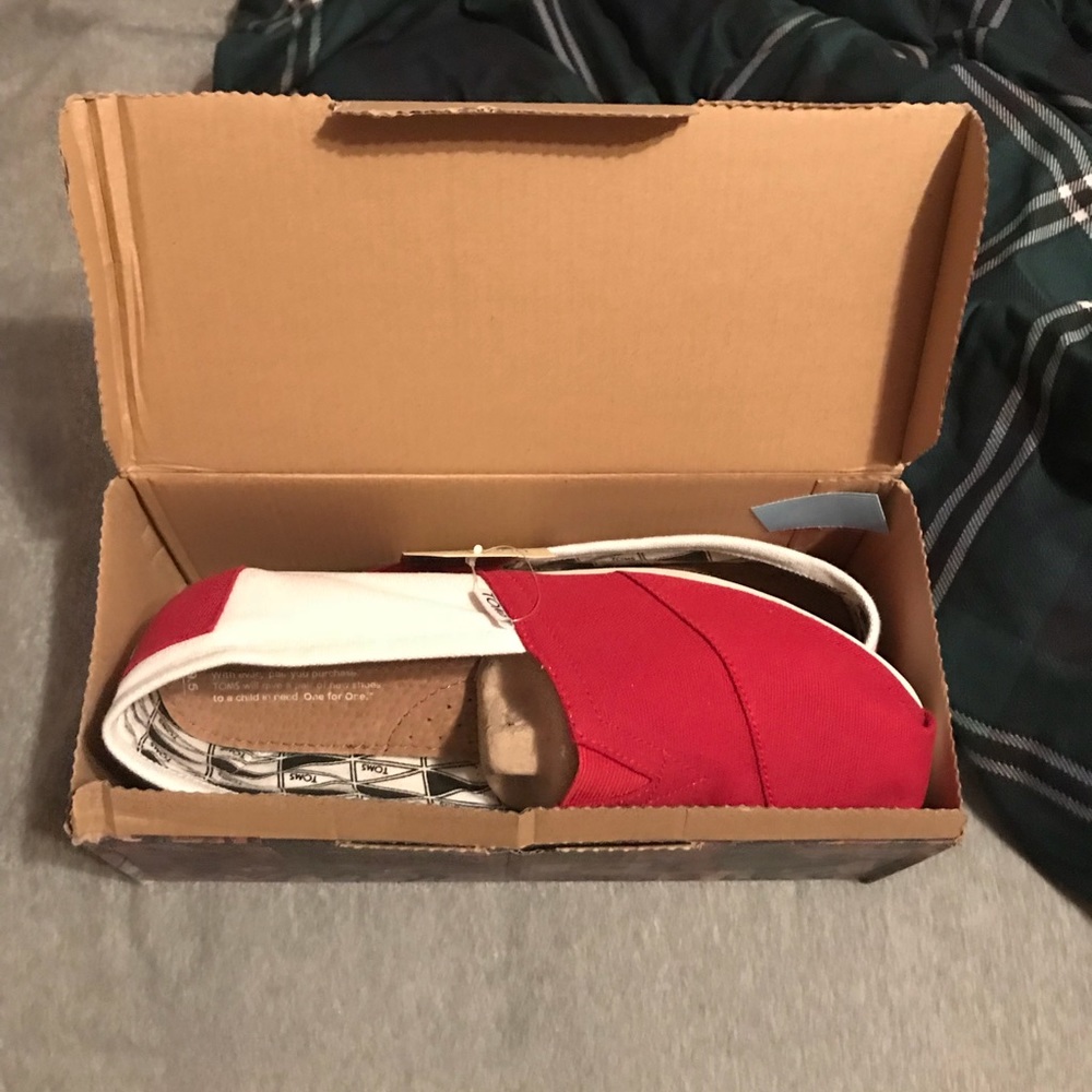 New toms size men’s 9.5 red/ white